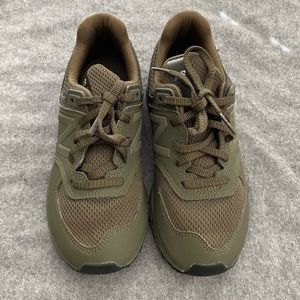 💫Kids Size 3 New Balance Olive Green Shoes